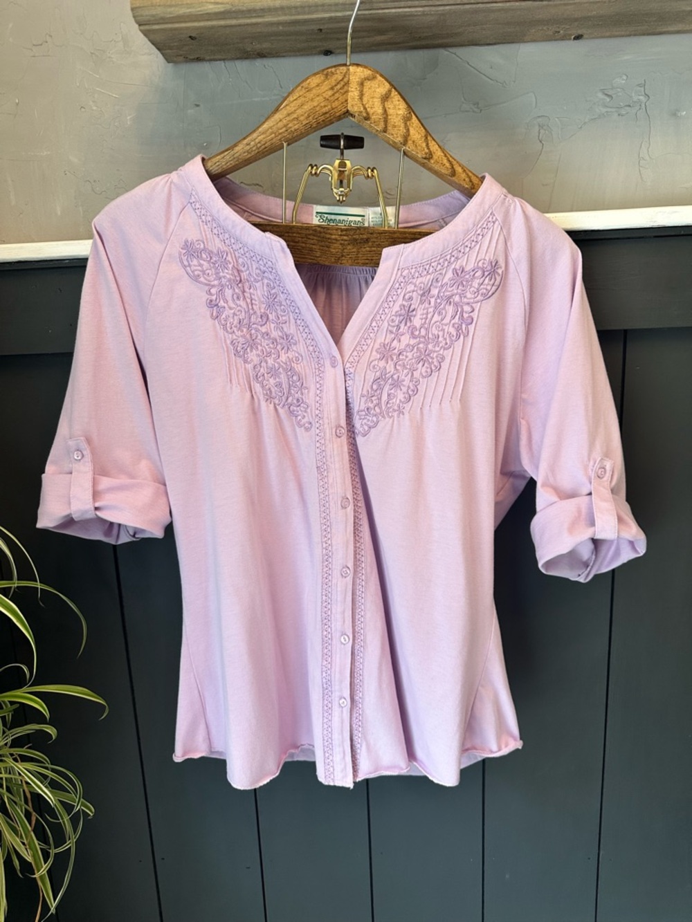 Shenanigans Vintage Lavender Embroidered Button-Front Blouse Size Large Roll Tab